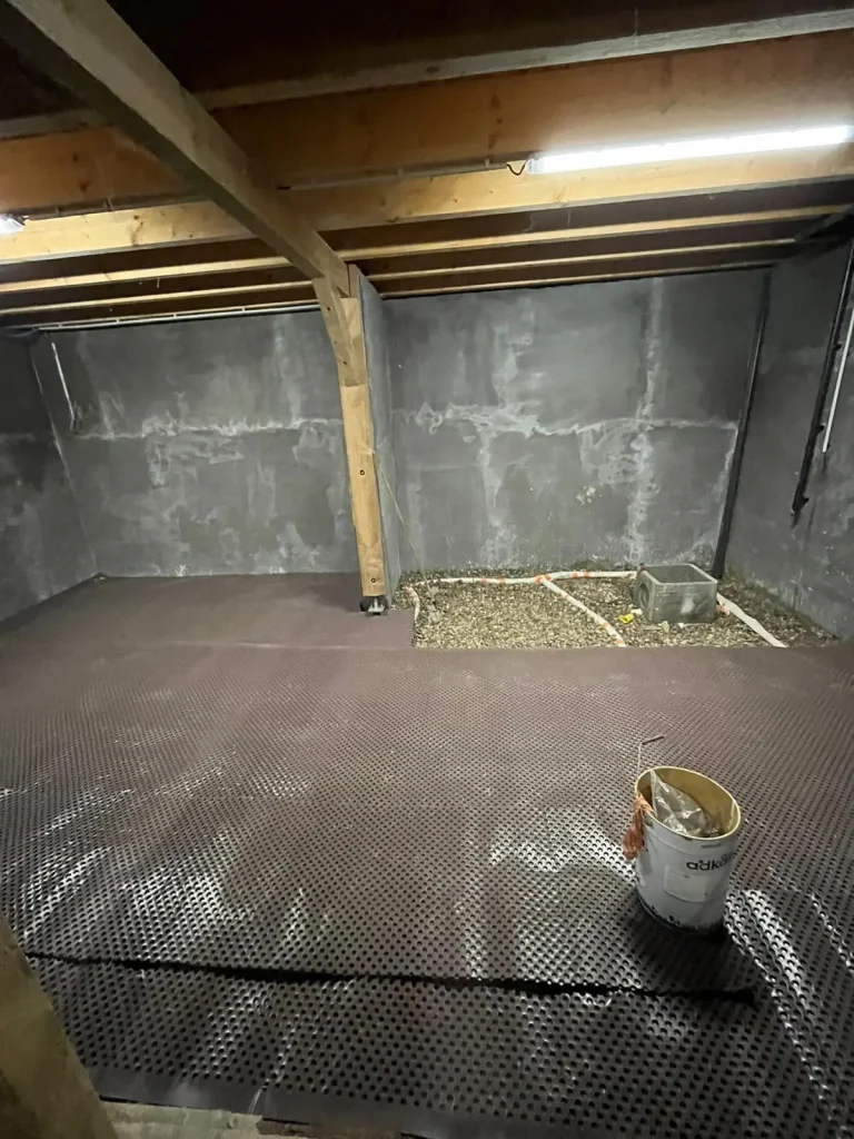 Pose de baches plastiques pour dalle drainante.